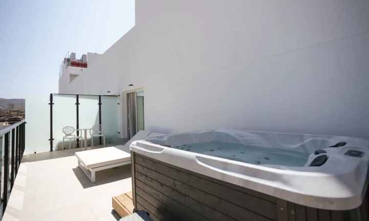 Grand Terrace Jacuzzi Yatch Club