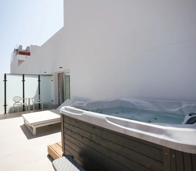 Grand Terrace Jacuzzi Yatch Club