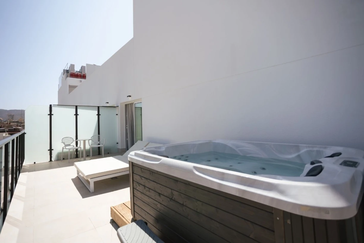 Grand Terrace Jacuzzi Yatch Club