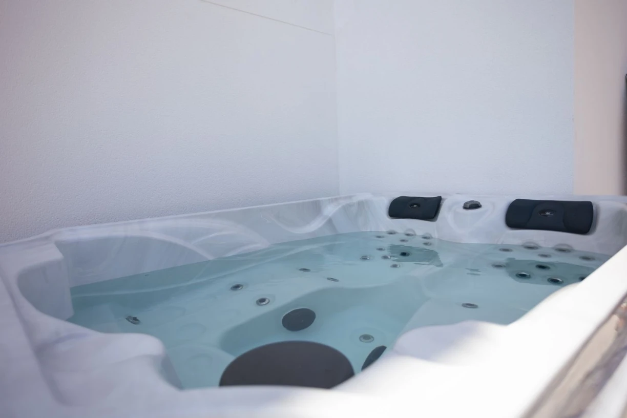 Grand Terrace Jacuzzi Yatch Club