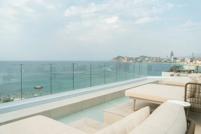 Piscines, rooftop, espaces de détente, cuisine méditerranéenne... C'est vous qui choisissez comment vous amuser dans notre hôtel !