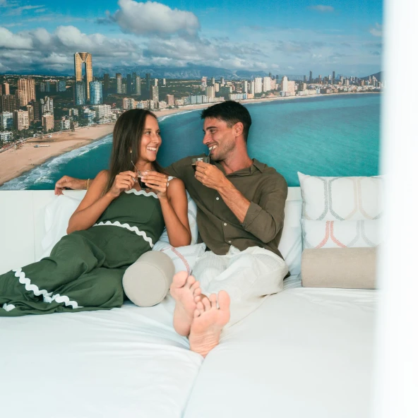 Una experiencia inmersiva llena de objetos y rincones que evocan arte y cultura.