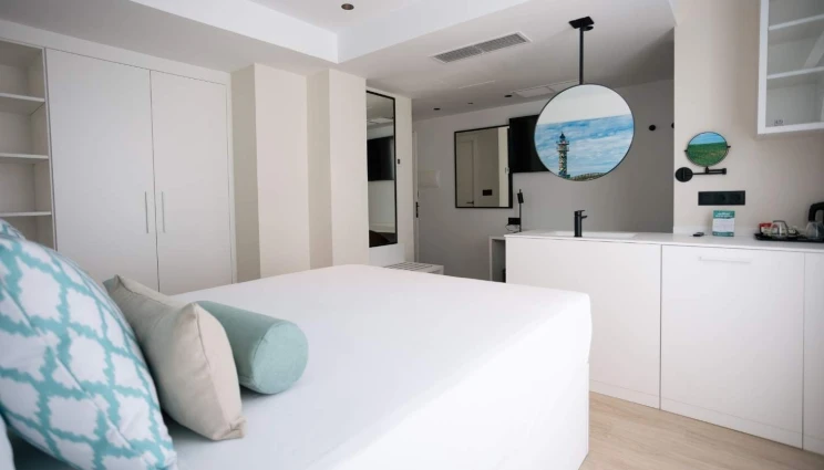 Una experiencia inmersiva llena de objetos y rincones que evocan arte y cultura.